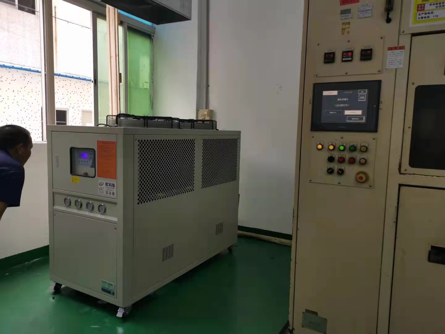 无锡塑胶制品厂风冷冷水机案例